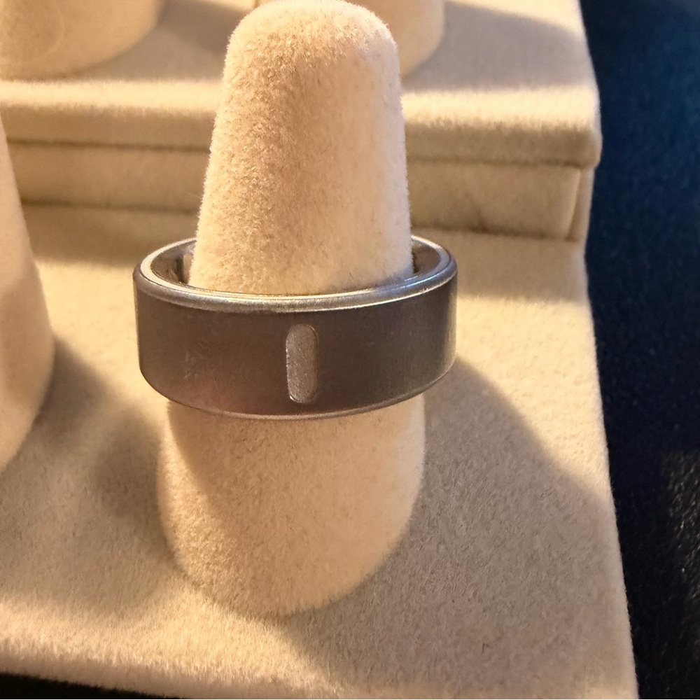Oura Ring 4 | Brushed Silver | Size 8 - Picture 2 of 6
